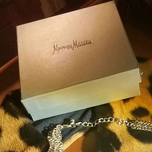 Kenneth J Lane: Pearl Bib Necklace, 22 K Plated NWOT w/ Neiman Marcus Box inc. - Picture 4 of 6